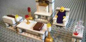 PADRE LEOPOLDO ALL'ALTARE. UN KIT STILE LEGO PER I BAMBINI PER FARLI GIOCARE ALLA MESSA LegoUne 300x146