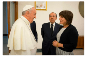 IL VATICANO SPIEGA PERCHÉ LILIANNE PLOUMEN HA RICEVUTO LA MEDAGLIA DI SAN GREGORIO MAGNO. "NON È UN PLACET AD ABORTO E CONTROLLO DELLE NASCITE". Ploumen Papa 300x196