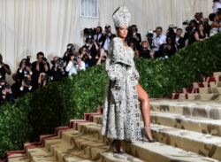 ANCHE IL "BONDAGE" CON CROCEFISSI AL GALA DEL MET CON PRESENZA VATICANA. Rihanna 250x183