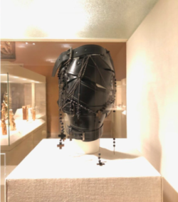 ANCHE IL "BONDAGE" CON CROCEFISSI AL GALA DEL MET CON PRESENZA VATICANA. Schermata 2018 05 09 Alle 09.25.41 250x284