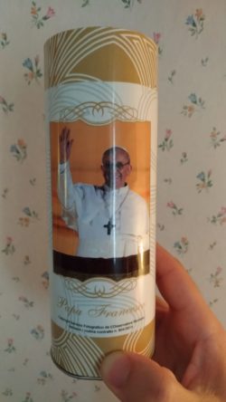 FRANCESCO SANTO SUBITO. ANZI, LO È GIÀ! SONO IN VENDITA CERI VOTIVI CON LA SUA IMMAGINE E UNA PREGHIERA. Cero Papa 1 250x444