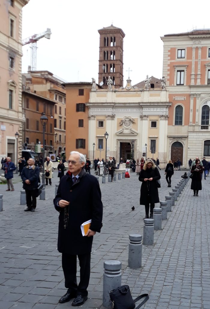 ROMA. IN SILENZIO IN PIAZZA PER ABBATTERE IL SILENZIO DEI VESCOVI. Acies 4 700x1032