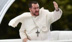 SUPER EX: IN POLITICA L'EFFETTO BERGOGLIO C'È, ECCOME. MOLTI CATTOLICI SONO ENTRATI NELLE LISTE DELLA LEGA. Salvini Papa 250x145