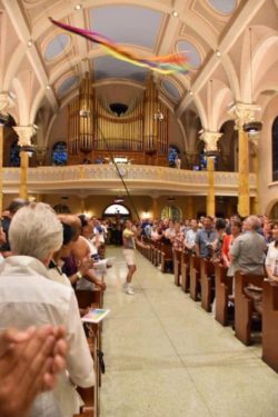 EMILIA: IL PD FORZA PER LA LEGGE FILO-LGBT. NONOSTANTE I LEGAMI POLITICI CON GLI ORRORI DI BIBBIANO. Aquilone Pride Chiesa 250x375