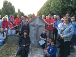 CHESTERTON NON SARÀ SANTO. "NON C'È UN MODELLO DI SPIRITUALITÀ PERSONALE".---NO "SAINT CHESTERTON" SAYS THE BISHOP. GK Chesterton Pilgrimage 2016 Graveside 250x188