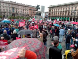 Milano, Migliaia di Persone in Piazza - Nonostante la Pioggia - contro il DDL Zan. Foto Piazza Duomo 1 250x188