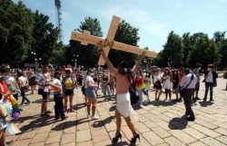 Gay Pride, Zan and Mellifluous Letters. I remember when there was a Pope in Rome. Croce Gay Pride 250x161