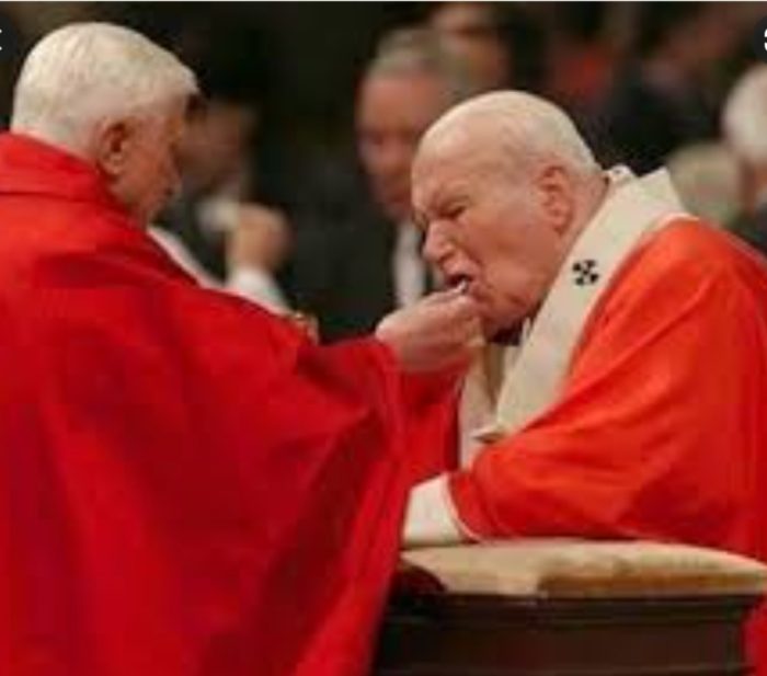 RaTzinger GPII Comunione Ostia 700x617
