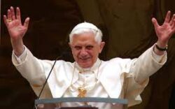 Benedicto XVI: el renacimiento de la Iglesia pasa por él. Marasciulo Benedetto Xvi 250x156