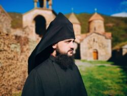 La Tragedia Armena. Lettera di un Monaco Scacciato dall'Artsakh. Armeni Artsakh Padre Derenik 250x188