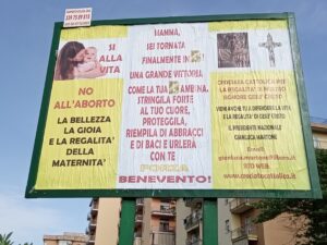 Benevento: Maxi cartelera para defender la Vida naciente. No al aborto farmacológico en casa. maxi cartellone 4x3 vita promozione in b del benevento 7 5 26 foto 3