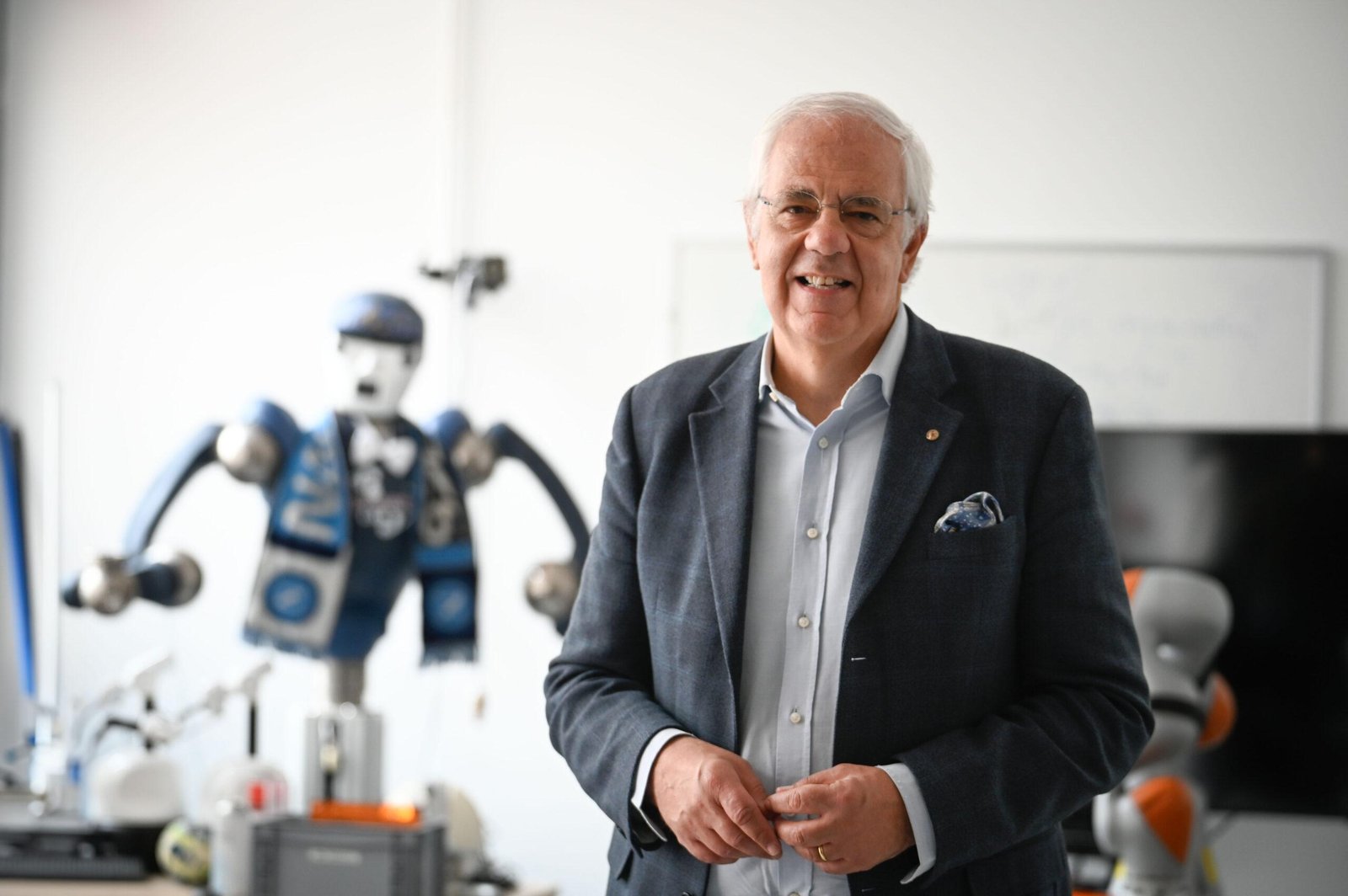 Bruno Siciliano professore di Robotica presso l'Università di Napoli Federico II